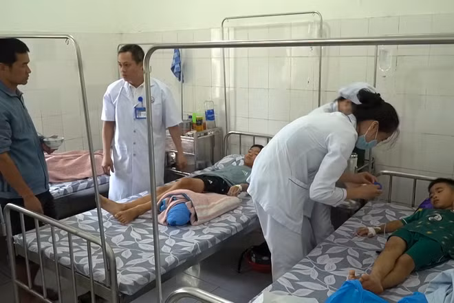 [Video] Bộ Y tế yêu cầu điều tra vụ 46 người nghi ngộ độc thực phẩm tại Quảng Trị
