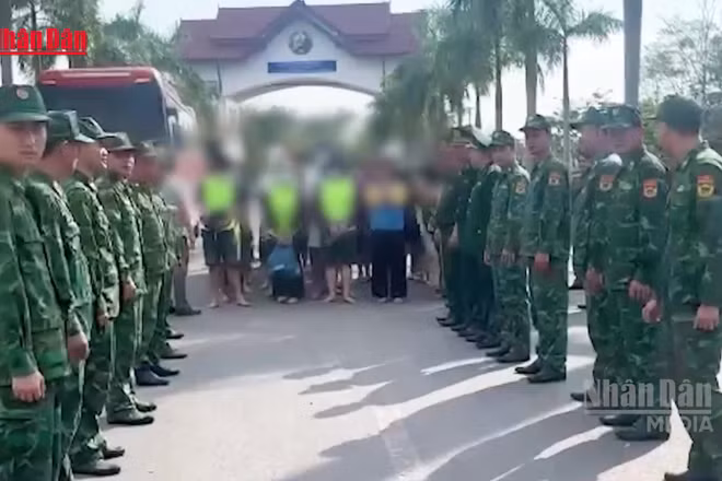 [Video] Tiếp nhận 56 người từ Lào nghi liên quan đường dây đánh bạc, rửa tiền