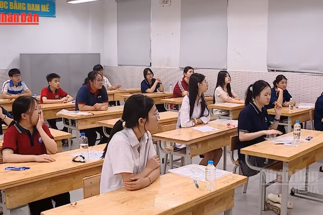 [Video] Thí sinh Hà Nội hoàn thành môn Toán, khép lại kỳ thi vào lớp 10 không chuyên