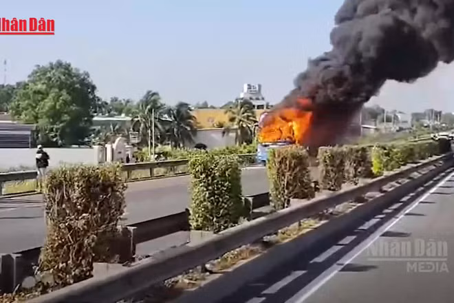 [Video] Xe khách cháy trên cao tốc TP Hồ Chí Minh - Trung Lương, ùn tắc kéo dài