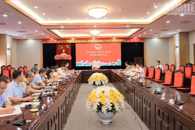 Đồng chí Nguyễn Đình Việt, Chủ tịch Ủy ban nhân dân tỉnh Sơn La chủ trì cuộc làm việc rà soát, tháo gỡ khó khăn, vướng mắc đối với một số dự án đầu tư trên địa bàn.