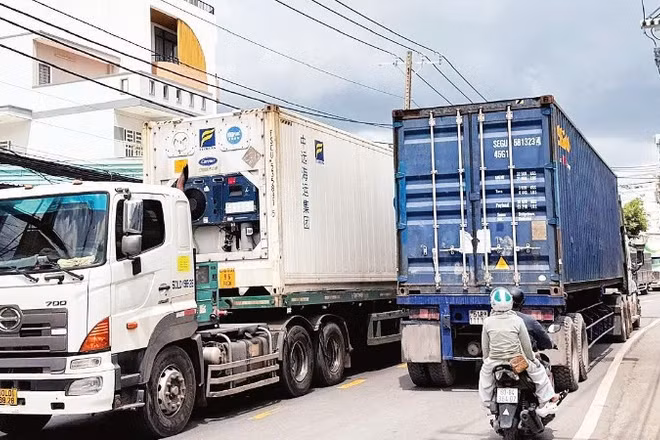 Đường Nguyễn Duy Trinh, tuyến đường chính ra vào cảng Phú Hữu rất nhỏ hẹp, là một “điểm đen” về an toàn giao thông. (Ảnh: QUÝ HIỀN)