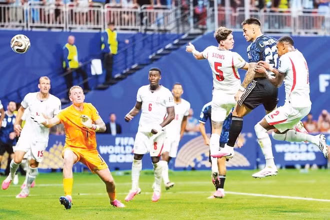 Argentina thắng Anh (áo trắng) 2-1 để tiến vào chung kết. (Ảnh: TÂN HOA XÃ)