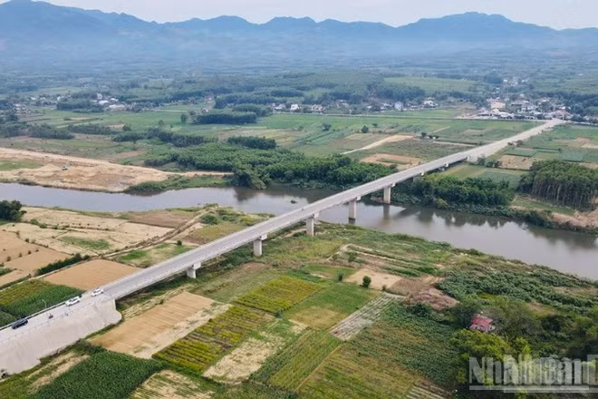 Cầu Thạch An bắc qua sông Trà Bồng.