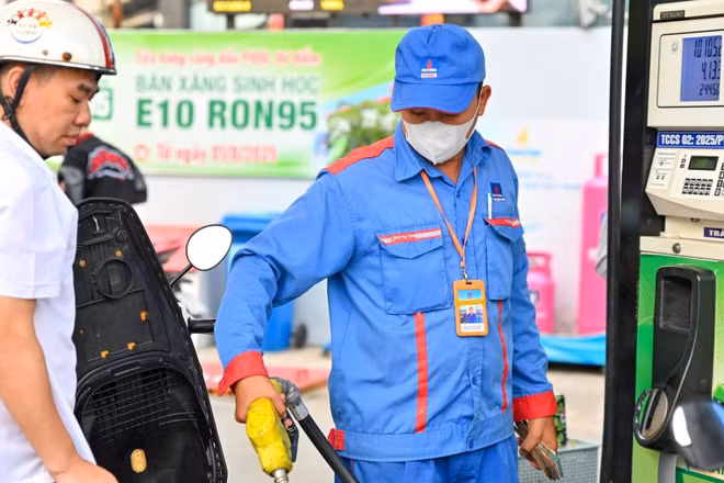 Người dân trên địa bàn Hà Nội mua xăng E10.