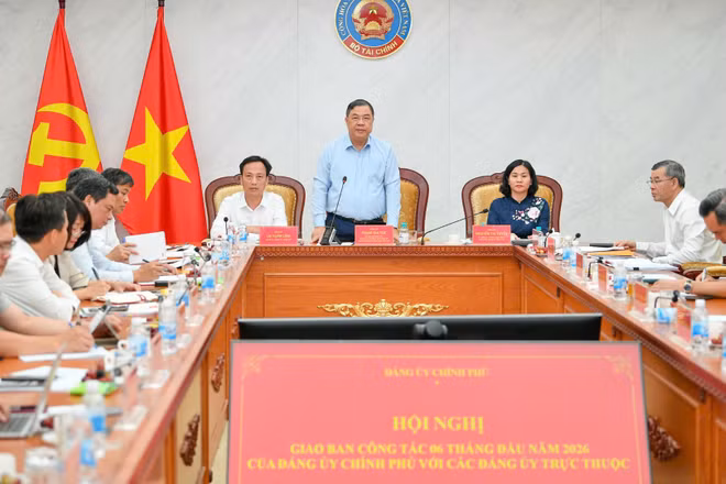 Đồng chí Phạm Gia Túc, Ủy viên Bộ Chính trị, Phó Bí thư Thường trực Đảng ủy, Phó Thủ tướng Thường trực Chính phủ phát biểu tại hội nghị. (Ảnh: Thế Đại)