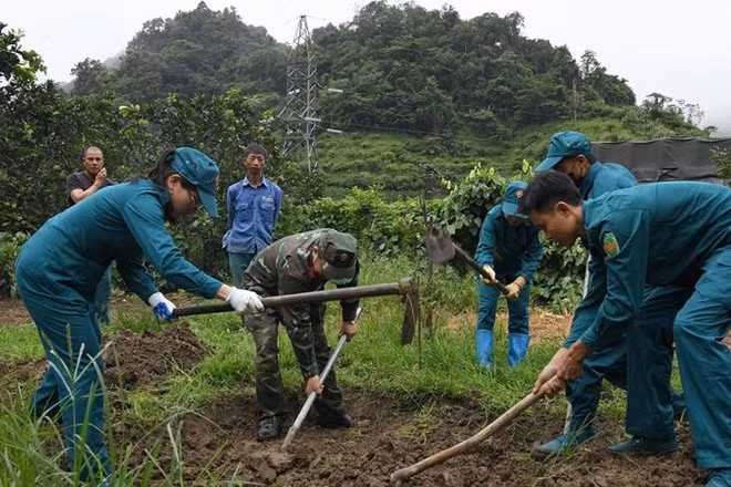 Lực lượng dân quân xã Mộc Châu tham gia Chiến dịch 500 ngày đêm đẩy mạnh tìm kiếm, quy tập và xác định danh tính hài cốt liệt sĩ.