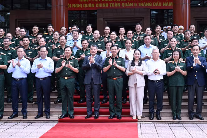 Thủ tướng Lê Minh Hưng với các đại biểu tham dự Hội nghị.