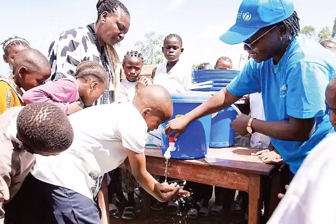 Nhân viên Quỹ Nhi đồng Liên hợp quốc (UNICEF) hướng dẫn trẻ em Cộng hòa Dân chủ Congo rửa tay phòng chống dịch Ebola. (Ảnh: UNICEF)