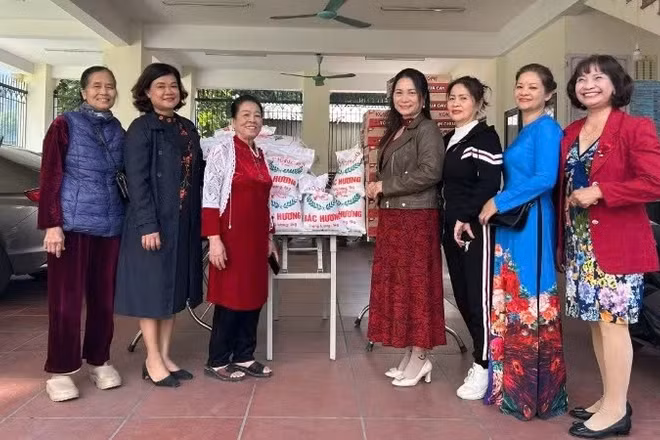 Câu lạc bộ Liên thế hệ Tự giúp nhau phường Khương Đình.