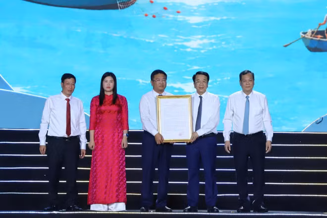 Lãnh đạo Ủy ban nhân dân, Hội đồng nhân dân tỉnh Ninh Bình trao Quyết định đổi tên Khu du lịch Quất Lâm thành Khu du lịch Giao Ninh cho đại diện lãnh đạo xã Giao Ninh.
