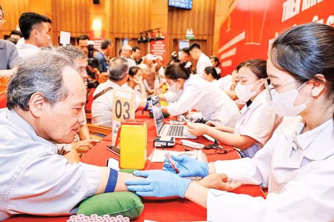 Bộ Công an thu nhận mẫu sinh phẩm ADN thân nhân liệt sĩ chưa xác định thông tin. (Ảnh: THÀNH ĐẠT)