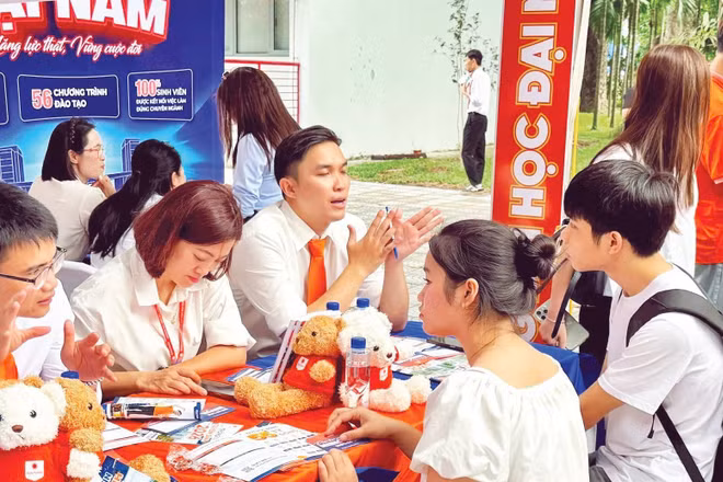 Sinh viên quan tâm thông tin tuyển sinh tại gian tư vấn Trường đại học Đại Nam. (Ảnh: QUỲNH NGUYỄN)