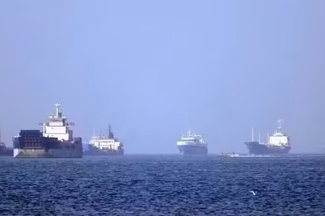 Tàu thuyền vận chuyển trên eo biển Hormuz. (Ảnh: THX/TTXVN)