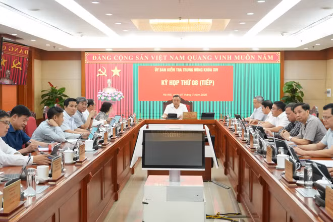 Đồng chí Trần Sỹ Thanh, Ủy viên Bộ Chính trị, Bí thư Trung ương Đảng, Chủ nhiệm Ủy ban Kiểm tra Trung ương chủ trì Kỳ họp thứ 8. (Ảnh: MINH NGỌC)