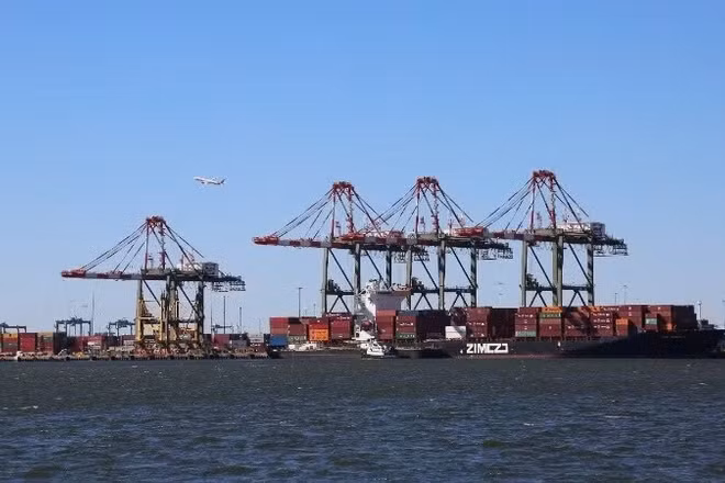 Cảng hàng hóa ở New Jersey, Mỹ. (Ảnh: THX/TTXVN)