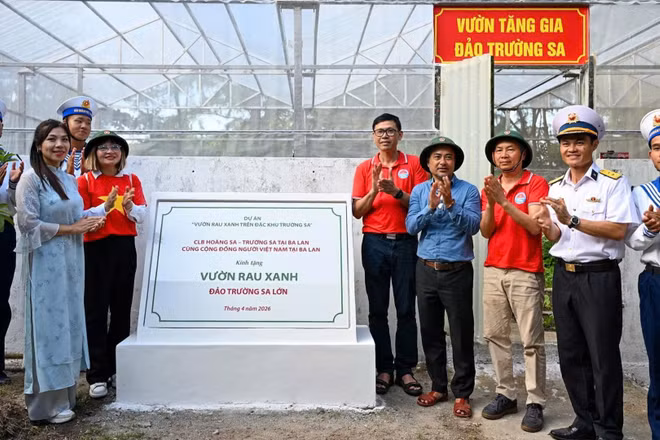 Vườn rau xanh có mái che do Câu lạc bộ Hoàng Sa-Trường Sa tại Ba Lan cùng cộng đồng người Việt Nam tại Ba Lan quyên góp trao tặng quần đảo Trường Sa và Nhà giàn DK1. (Ảnh: LINH KHÁNH)