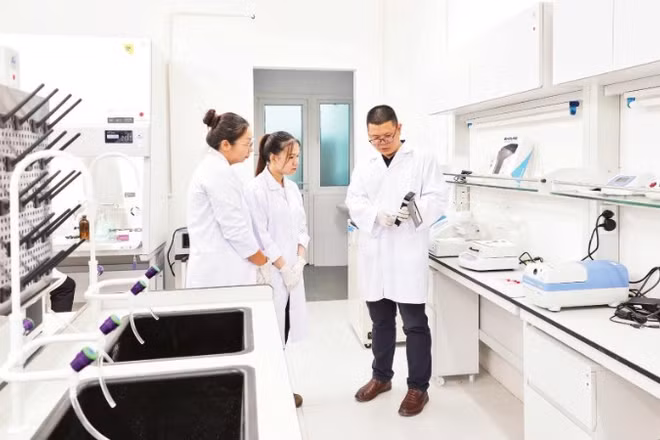Trao đổi trong hoạt động nghiên cứu, thực hành của cán bộ, sinh viên Đại học Quốc gia Hà Nội. (Ảnh: DIỆP NGỌC)