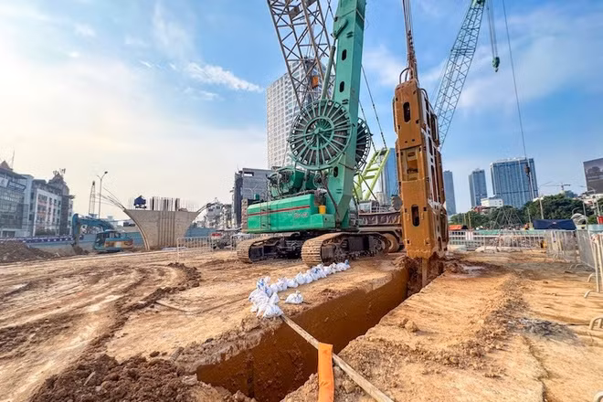 Liên danh nhà thầu EPC vừa triển khai thi công tấm tường vây đầu tiên tại Ga S3 (Ga Vành đai 1) thuộc Dự án tuyến đường sắt đô thị số 5, Văn Cao-Hòa Lạc.
