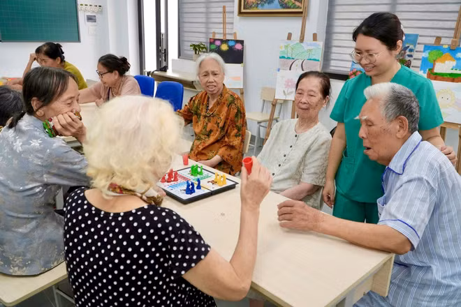 Nhiều hoạt động bổ ích trong chăm sóc, chữa trị, tư vấn, hướng dẫn cho người cao tuổi tại Cơ sở chăm sóc sức khỏe ban ngày cho người cao tuổi Long Biên (Hà Nội).