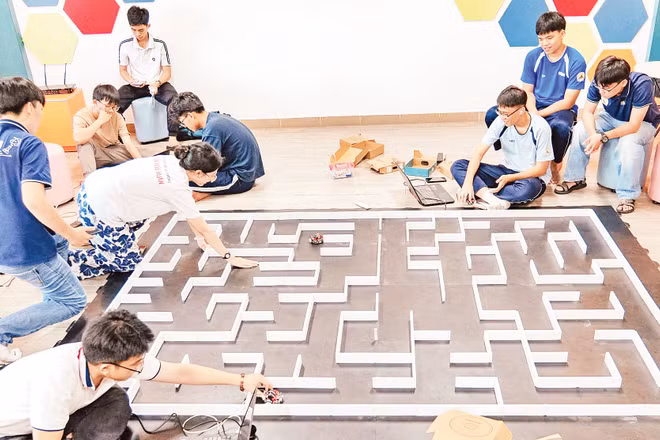Thử nghiệm hoạt động robot trước khi tham gia cuộc thi. Ảnh: CLB BotBee