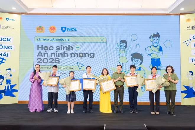 Các đại biểu trao giải cho học sinh đạt giải Nhất cuộc thi. 