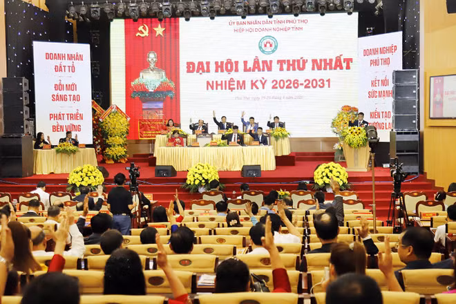 Biểu quyết thông qua Nghị quyết Đại hội.