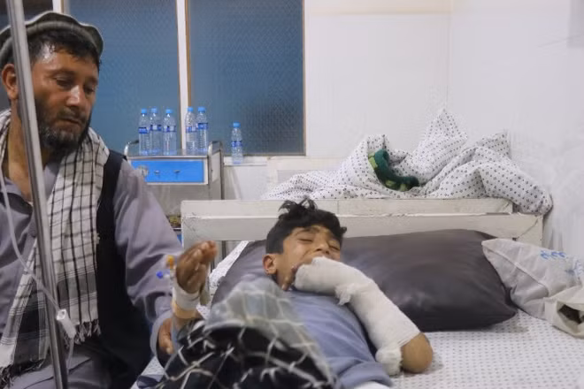 Nạn nhân bị thương trong đợt pháo kích tại Kunar, Afghanistan, ngày 27/4/2026. (Ảnh: THX/TTXVN)