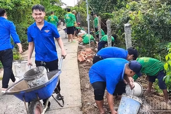 Đoàn viên, thanh niên xã Tân Khánh Trung, Đồng Tháp dặm vá tuyến đường. (Ảnh: Hữu Nghĩa)