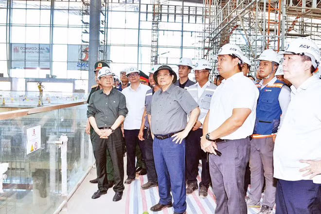 Thủ tướng Phạm Minh Chính kiểm tra hạng mục Nhà ga hành khách - Cảng hàng không quốc tế Long Thành. (Ảnh THANH GIANG)