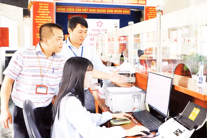 Các cán bộ tại Trung tâm dịch vụ hành chính công xã Tà Năng (Lâm Đồng) hỗ trợ nhau thực hiện nhiệm vụ.
