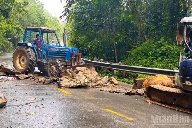Một lượng lớn đất, đá tràn ra mặt đường khu vực đèo Con Ó, trên Tỉnh lộ 725 đoạn qua xã Đạ Tẻh 3 (Lâm Đồng).