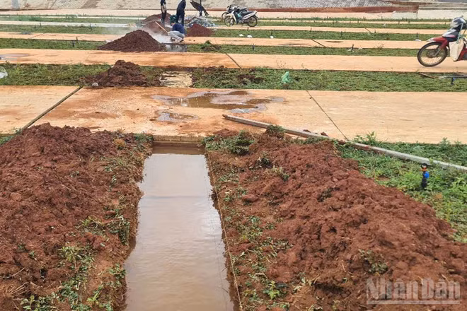 Sụt lún ở Quảng trường trung tâm Gia Nghĩa đang diễn biến phức tạp, xuất hiện nhiều vị trí mới, đơn vị thi công đang gấp rút thực hiện các giải pháp hạn chế sụt lún.