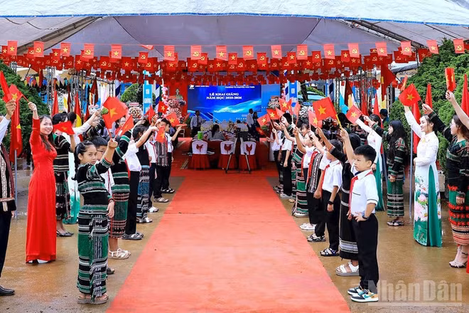 Không khí đón chào năm học mới tại Trường tiểu học Nguyễn Văn Trỗi, xã biên giới Thuận An, tỉnh Lâm Đồng. (Ảnh: LÊ PHƯỚC)