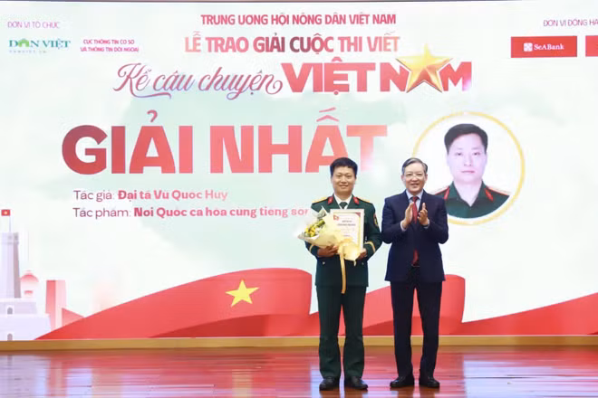 Ủy viên Trung ương Đảng, Phó Chủ tịch Ủy ban Trung ương Mặt trận Tổ quốc Việt Nam, Chủ tịch Trung ương Hội Nông dân Việt Nam Lương Quốc Đoàn trao giải Nhất cho tác giả Vũ Quốc Huy. (Ảnh: Phạm Hưng)