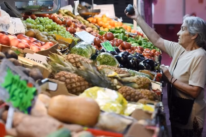 Người tiêu dùng mua sắm tại một chợ ở Madrid, Tây Ban Nha. (Ảnh: Tân Hoa xã)