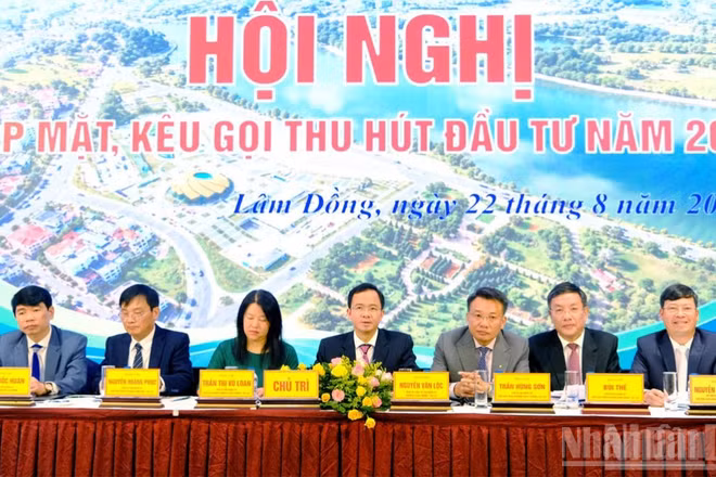 Đại diện lãnh đạo các phường trên địa bàn Đà Lạt và xã Lạc Dương chủ trì hội nghị. (Ảnh: Mai Văn Bảo)