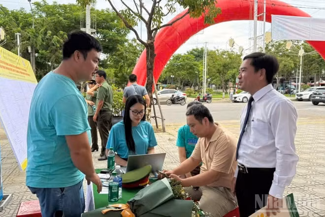 Lãnh đạo phường Hương Trà trao đổi về vị trí làm việc với đơn vị tuyển dụng tại phiên giao dịch.
