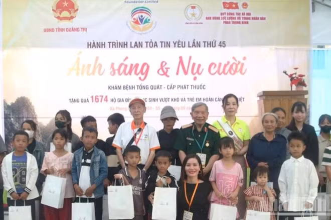 Quỹ công tác xã hội Anh hùng Lực lượng vũ trang nhân dân Phan Trọng Bình trao quà cho hộ gia đình cùng học sinh nghèo vượt khó xã Phong Nha. (Ảnh: Hoàng Phúc)