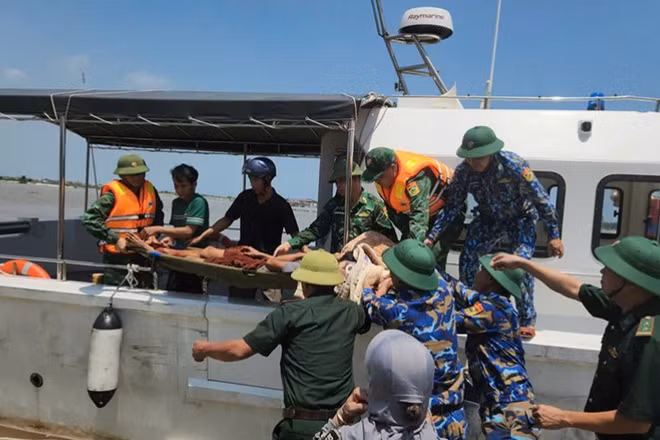 Cán bộ, chiến sĩ Hải đội Biên phòng 2 Bộ đội Biên phòng tỉnh Ninh Bình nhanh chóng đưa ngư dân bị tai nạn lao động khi đang khai thác thủy sản trên biển đi cấp cứu kịp thời. (Ảnh: Minh Khôi)