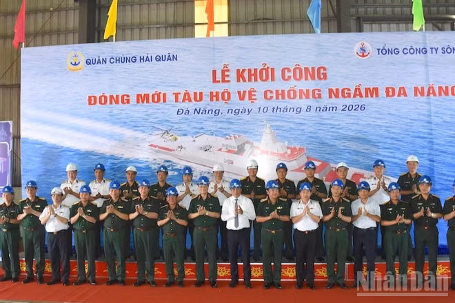 Các đại biểu tại Lễ khởi công đóng mới Tàu hộ vệ chống ngầm. (Ảnh: ANH ĐÀO)