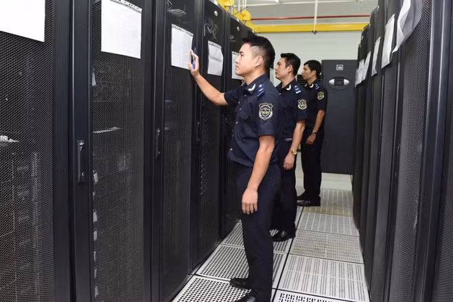 Công chức hải quan vận hành hệ thống thông quan tự động.