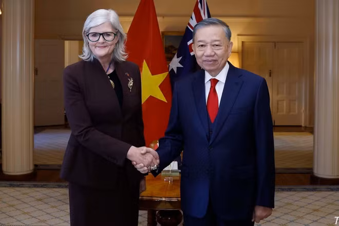 Tổng Bí thư, Chủ tịch nước Tô Lâm và Toàn quyền Australia Sam Mostyn tại Lễ đón. (Ảnh: TTXVN)
