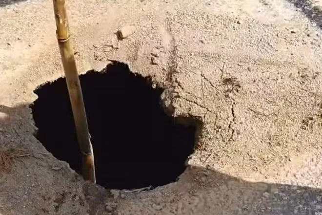 Miệng hố sụt tại thời điểm mới xuất hiện. (Ảnh: Người dân cung cấp)
