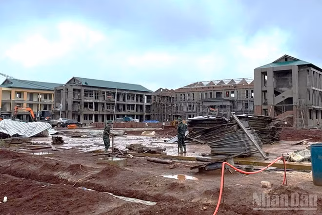 Dự án Trường nội trú liên cấp xã Hướng Phùng đang được khẩn trương hoàn thiện để kịp đưa vào sử dụng đầu năm mới (Ảnh: HƯƠNG GIANG)