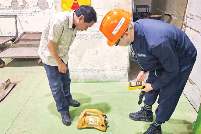 Kiểm tra nguồn phóng xạ sử dụng trong kiểm tra không phá hủy tại công trường. (Ảnh: CỤC AN TOÀN BỨC XẠ VÀ HẠT NHÂN)