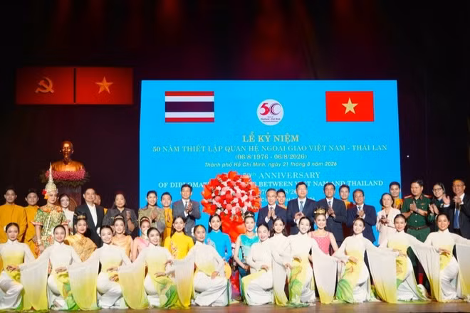 Các đại biểu chụp hình lưu niệm tại buổi lễ. (Nguồn: UBND Thành phố)