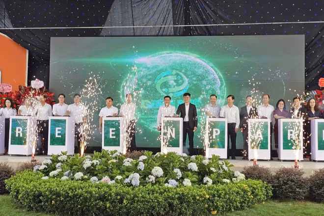 Các đại biểu thực hiện nghi thức khánh thành giai đoạn 1 Khu công nghiệp. 