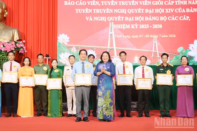 Thí sinh Nguyễn Văn Sơn (hàng đầu) đoạt giải Nhất tại Hội thi báo cáo viên, tuyên truyền viên cấp tỉnh năm 2026.