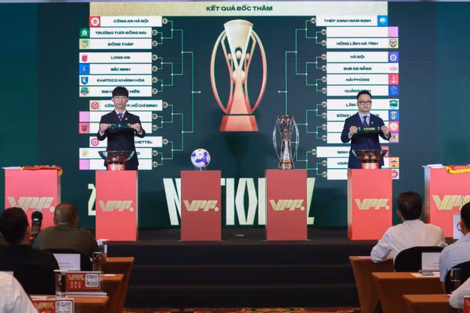 Ban tổ chức bốc thăm lịch thi đấu.